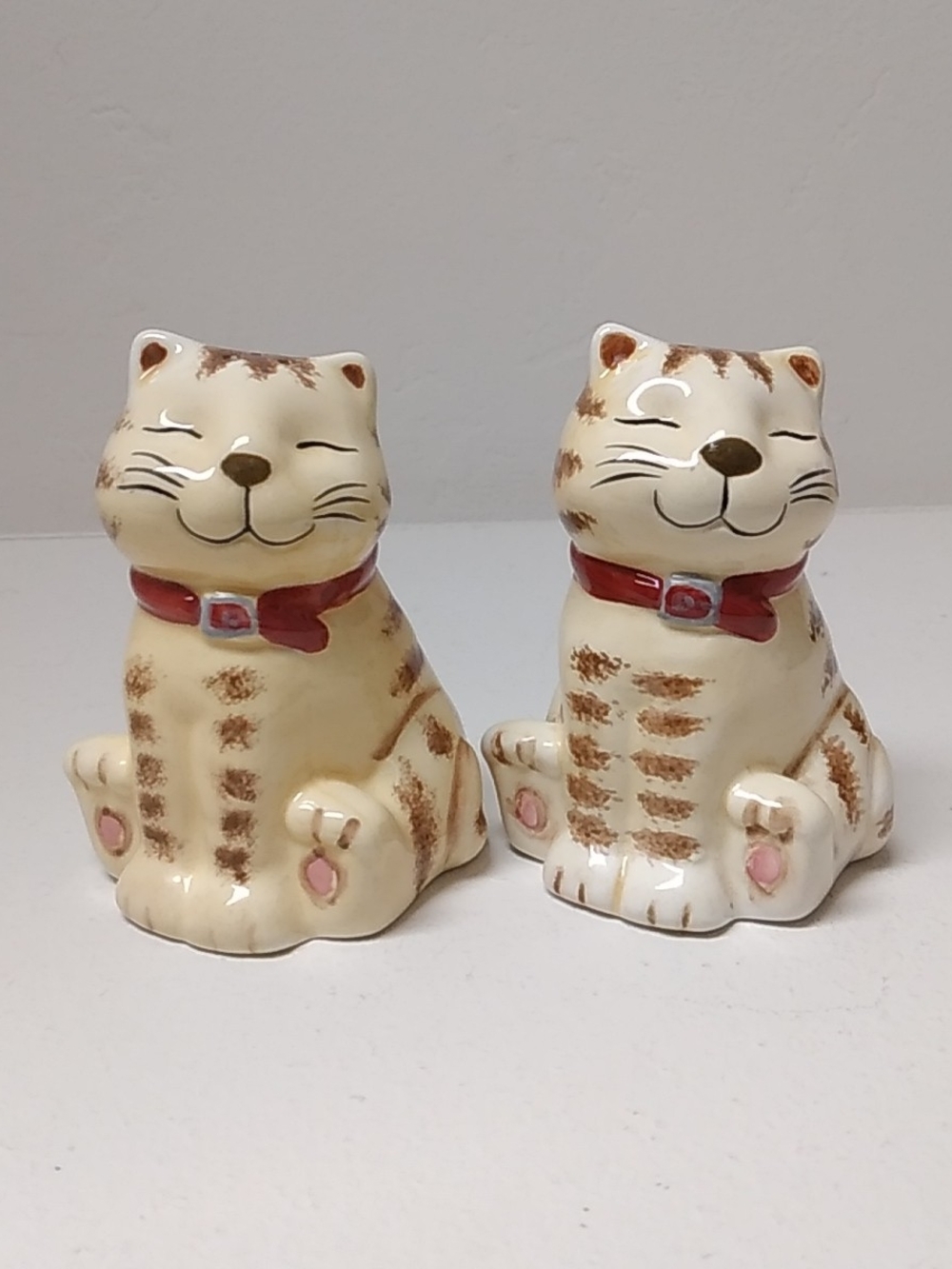 Vintage Cream & Brown Hand Painted Ceramic Cat Figurine Salt & Pepper Shakers